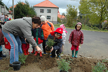 Slavnostní osázení svahu u nového hřiště 2007