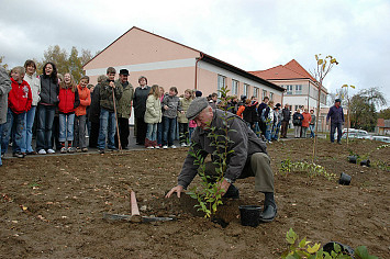 Slavnostní osázení svahu u nového hřiště 2007