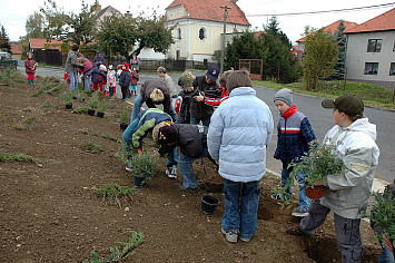 Slavnostní osázení svahu u nového hřiště 2007