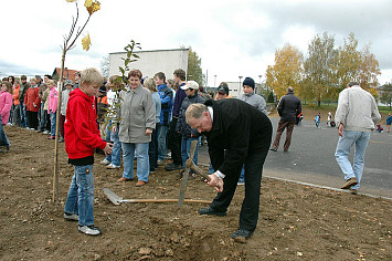 Slavnostní osázení svahu u nového hřiště 2007