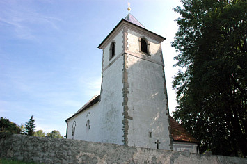 Raně gotický kostel s románskými prvky z r.1240-1250, původně hrazený se související tvrzí, se zachovalým vstupním portálem.