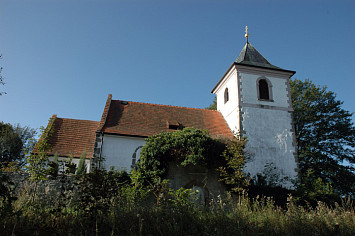 Raně gotický kostel s románskými prvky z r.1240-1250, původně hrazený se související tvrzí, se zachovalým vstupním portálem.