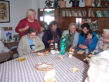 Ženy z Červeného kříže u seniorů v Kasejovicích