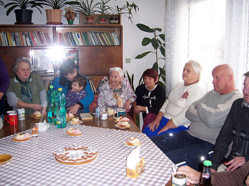 Ženy z Červeného kříže u seniorů v Kasejovicích