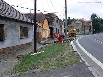 Začátek výstavby chodníků v Kasejovicích