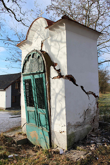 Kaplička poškozená v roce 2017