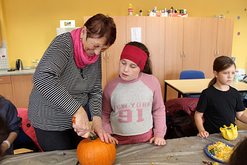 Halloweenského dýňování